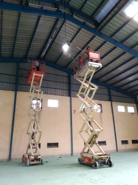 Vệ sinh nhà xưởng bằng xe nâng người